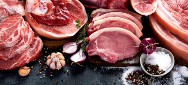 Siyah arka planda farklı türde çiğ et. Yüksek proteinli yiyecekler. Üst görünüm, düz görünüm, kopyalama alanı