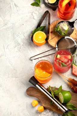 Hafif arka planda çeşitli kokteyller servis ediliyor. Klasik içki menüsü konsepti. Üst görünüm, düz görünüm, kopyalama alanı