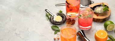 Hafif arka planda çeşitli kokteyller servis ediliyor. Klasik içki menüsü konsepti. Boşluğu kopyala