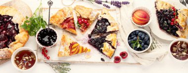 Ev yapımı yaz turtaları ya da beyaz ahşap masada galetler. Üst manzara, düz yatak, panorama, pankart