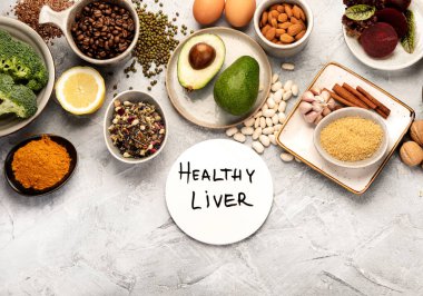 Karaciğer sağlığı için en iyi kaynaklar. Sağlık meyveleri ve sebzeler yüksek miktarda antioksidan ve lif içeriyor. Üst görünüm, düz görünüm, kopyalama alanı