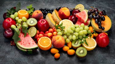 Karanlık arka planda çeşitli taze meyveler. Organik gıda konsepti. 