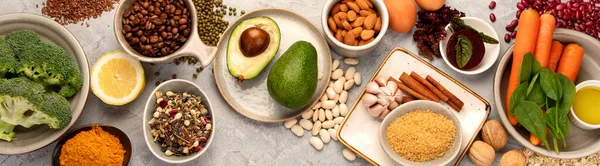 肝臓の健康のための最高の情報源 抗酸化物質や繊維が多い健康果物や野菜 トップビュー フラットレイアウト コピースペース パノラマ — ストック写真