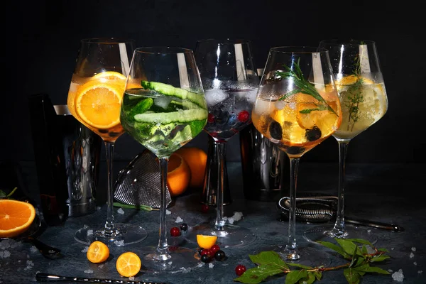 Gin Koktélok Választéka Szolgált Sötét Háttérrel Kreatív Italok Menü Koncepció — Stock Fotó