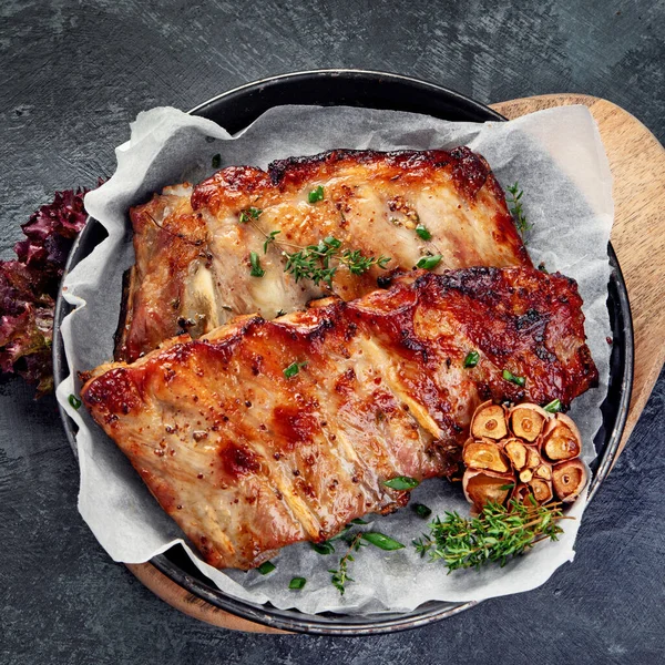 Costillas Asadas Con Aperitivos Salsa Sobre Fondo Gris Oscuro Concepto — Foto de Stock