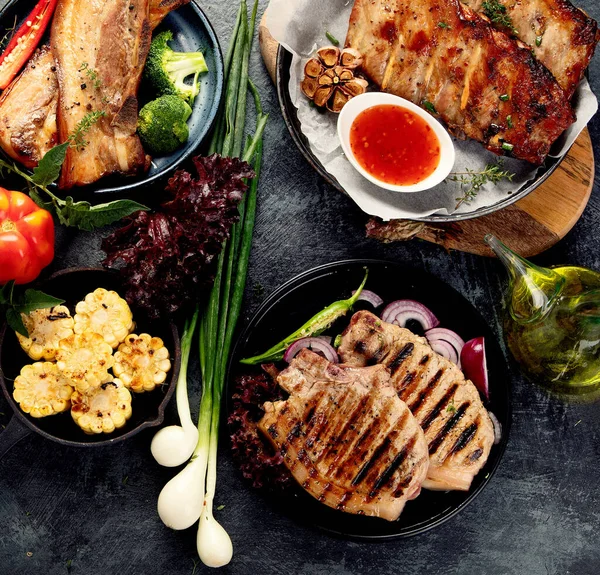 Sortimento Carne Porco Grelhada Com Legumes Fundo Cinza Escuro Conceito — Fotografia de Stock