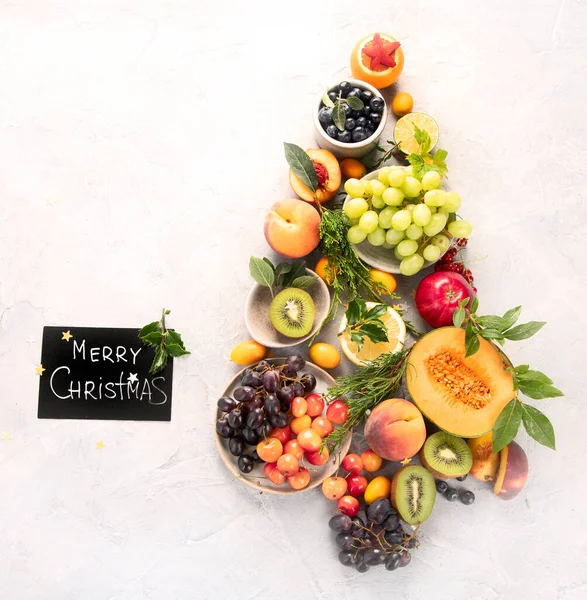 Árbol Navidad Hecho Frutas Sobre Fondo Gris Claro Concepto Vacaciones — Foto de Stock