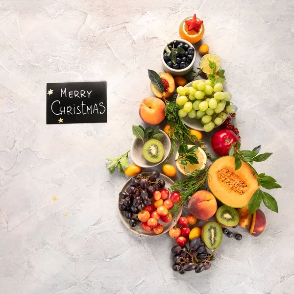 Árvore Natal Feita Frutas Fundo Cinza Claro Conceito Feriados Ano — Fotografia de Stock