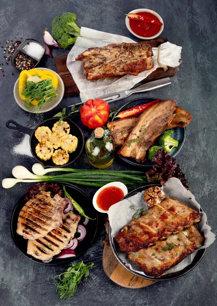 Surtido Carne Cerdo Parrilla Con Verduras Sobre Fondo Gris Oscuro — Foto de Stock