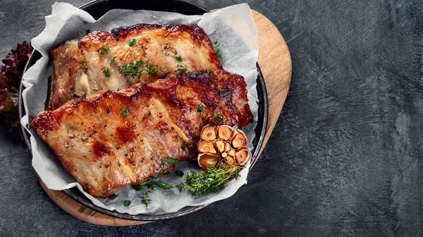 Rostade Revben Med Snacks Och Sås Mörkgrå Bakgrund Gourmet Matlagning — Stockfoto