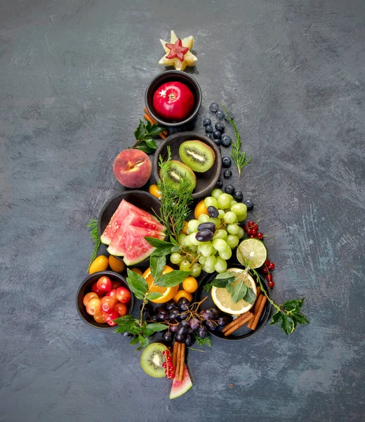 Árbol Navidad Hecho Frutas Sobre Fondo Oscuro Concepto Vacaciones Año — Foto de Stock