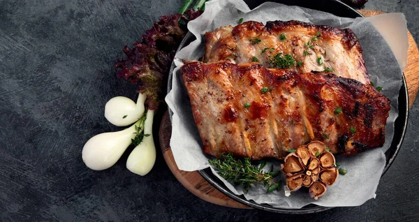 Costillas Asadas Con Aperitivos Salsa Sobre Fondo Gris Oscuro Concepto —  Fotos de Stock