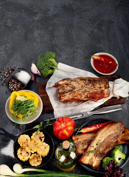 濃い灰色の背景に野菜と焼き肉の盛り合わせ 有機的なグルメ料理のコンセプト トップビュー フラットレイアウト コピースペース — ストック写真