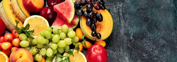 Surtido Frutas Frescas Sobre Fondo Oscuro Concepto Alimentos Orgánicos Vista — Foto de Stock