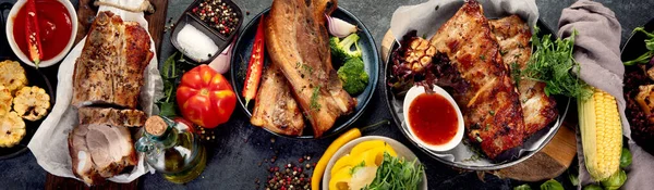 濃い灰色の背景に野菜と焼き肉の盛り合わせ 有機的なグルメ料理のコンセプト トップビュー フラットレイアウト パノラマ — ストック写真