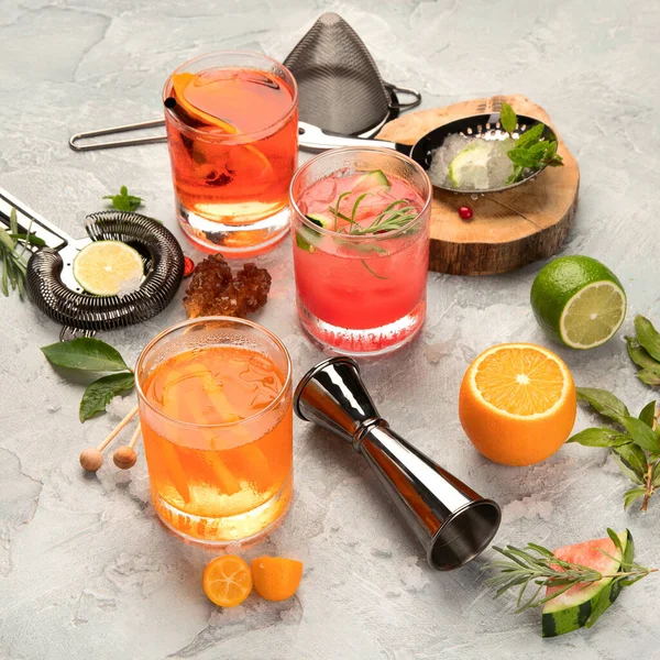 Assortimento Cocktail Serviti Sfondo Chiaro Classico Concetto Menu Bevande — Foto Stock