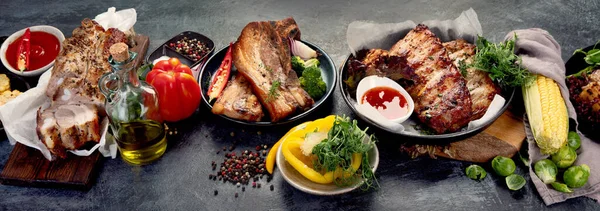 濃い灰色の背景に野菜と焼き肉の盛り合わせ 有機的なグルメ料理のコンセプト パノラマ — ストック写真