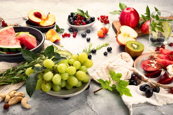 ライトグレーのテーブルにフルーツの品揃え 夏の食のコンセプト — ストック写真