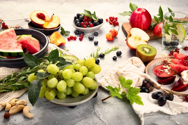 Surtido Frutas Servido Mesa Gris Claro Concepto Comida Verano —  Fotos de Stock