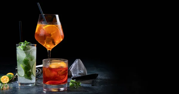 Assortiment Cocktails Servi Sur Fond Sombre Concept Classique Menu Boissons — Photo