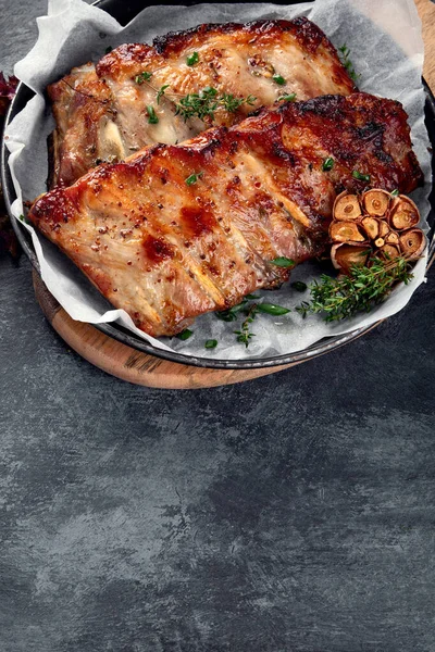 Costillas Asadas Con Aperitivos Salsa Sobre Fondo Gris Oscuro Concepto — Foto de Stock