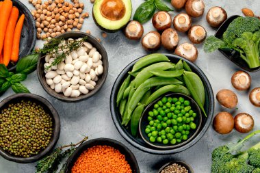 Işık arkaplanındaki doğal bitki protein kaynakları. Sağlıklı dengeli diyet kavramı. Üst manzara, düz uzanma