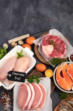 Karanlık arka planda etobur diyeti. Hayvansal gıdalar ve ürünler içeren diyet. Üst görünüm, düz görünüm, Spac kopyala