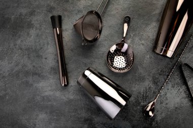 Koyu arka planda kokteyl barı ekipmanları. Barmen enstrümanları. Üst görünüm, düz görünüm, kopyalama alanı