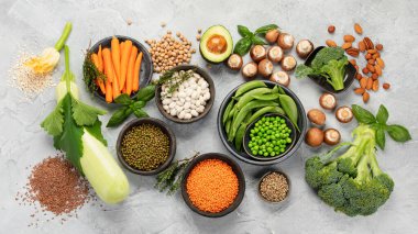 Işık arkaplanındaki doğal bitki protein kaynakları. Sağlıklı dengeli diyet kavramı. Üst manzara, düz uzanma