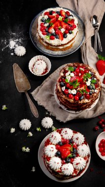 Çeşitli lezzetli ve renkli ev yapımı kekler. Siyah arka planda farklı dolgu çeşitleri var.. 
