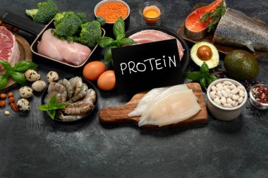 Koyu arkaplanda doğal protein kaynakları. Sağlıklı dengeli diyet kavramı. Boşluğu kopyala