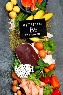 Doğal B12 vitamini kaynakları (Pyridoxine). Sağlıklı gıda konsepti. Üst görünüm, düz görünüm, kopyalama alanı