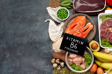 Doğal B12 vitamini kaynakları (Pyridoxine). Sağlıklı gıda konsepti. Üst görünüm, düz görünüm, kopyalama alanı
