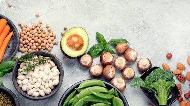 Işık arkaplanındaki doğal bitki protein kaynakları. Sağlıklı dengeli diyet kavramı. Üst görünüm, düz görünüm, kopyalama alanı