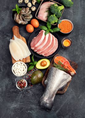 Koyu arkaplanda doğal protein kaynakları. Sağlıklı dengeli diyet kavramı. Üst görünüm, düz görünüm, kopyalama alanı
