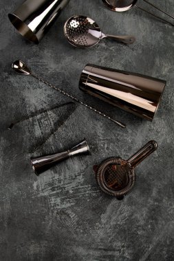 Koyu arka planda kokteyl barı ekipmanları. Barmen enstrümanları. Üst görünüm, düz görünüm, kopyalama alanı