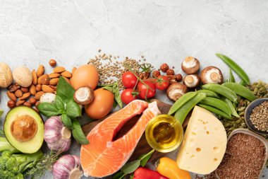 Açık gri arka planda Keto diyet yemeği. Sağlıklı düşük karbonhidrat, yüksek yağ diyeti. Üst görünüm, düz görünüm, kopyalama alanı