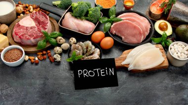 Koyu arkaplanda doğal protein kaynakları. Sağlıklı dengeli diyet kavramı. 
