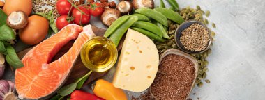 Açık gri arka planda Keto diyet yemeği. Sağlıklı düşük karbonhidrat, yüksek yağ diyeti. Üst görünüm, düz görünüm, kopyalama alanı