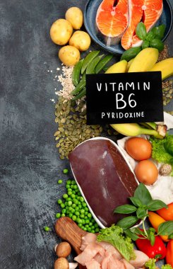 Doğal B12 vitamini kaynakları (Pyridoxine). Sağlıklı gıda konsepti. Üst görünüm, düz görünüm, kopyalama alanı