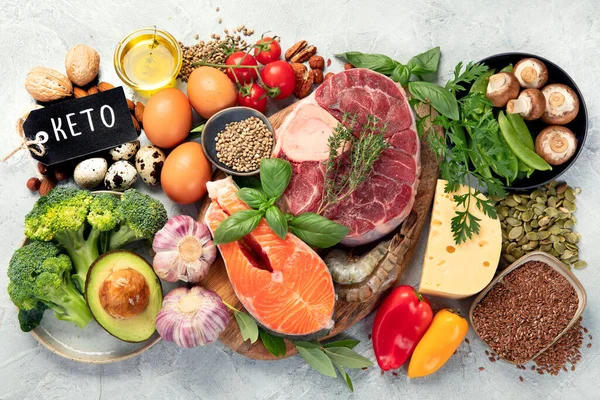 Açık Gri Arka Planda Keto Diyet Yemeği Sağlıklı Düşük Karbonhidrat — Stok fotoğraf