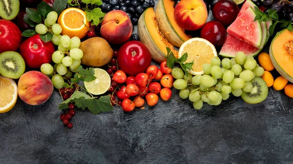 Gesorteerd Vers Fruit Donkere Achtergrond Biologisch Voedselconcept Bovenaanzicht Flat Lay — Stockfoto