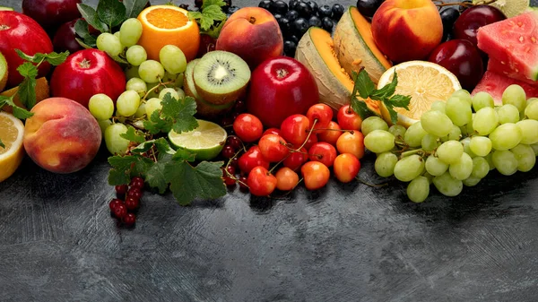 Gesorteerd Vers Fruit Donkere Achtergrond Biologisch Voedselconcept Kopieerruimte — Stockfoto