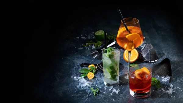 Cocktailauswahl Auf Dunklem Hintergrund Klassisches Getränkemenü Konzept Kopierraum — Stockfoto