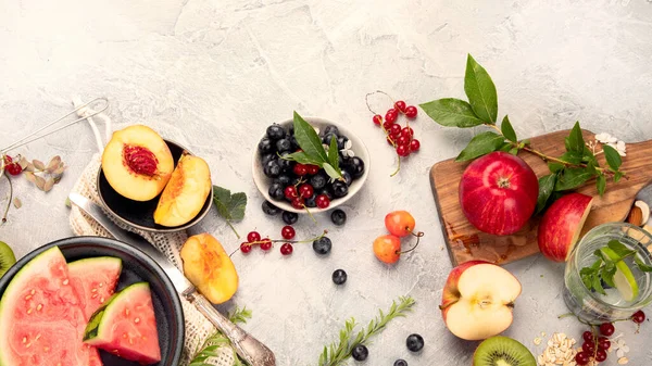 Sortimento Frutas Servido Mesa Cinza Claro Conceito Comida Verão Vista — Fotografia de Stock