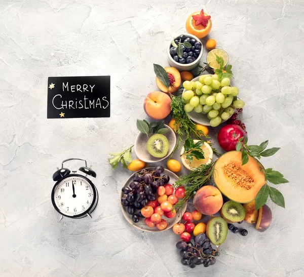 Árbol Navidad Hecho Frutas Sobre Fondo Gris Claro Concepto Vacaciones —  Fotos de Stock