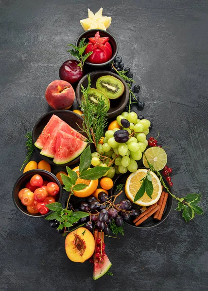 Albero Natale Fatto Frutta Sfondo Scuro Concetto Vacanze Capodanno Vista — Foto Stock