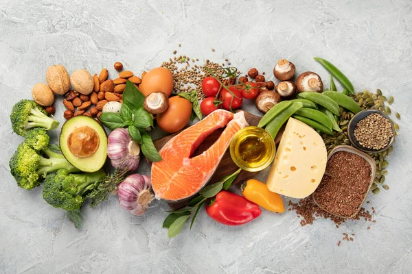 Açık Gri Arka Planda Keto Diyet Yemeği Sağlıklı Düşük Karbonhidrat — Stok fotoğraf