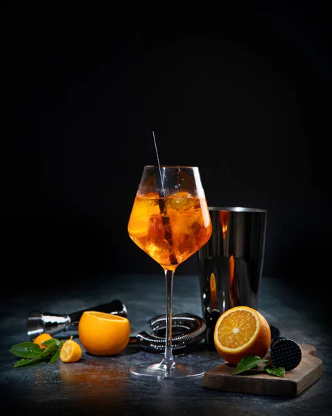 Коктейль Aperol Spritz Подается Тёмном Фоне Классическое Меню Напитков Вид — стоковое фото