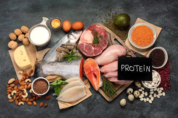 Natürliche Proteinquellen Auf Dunklem Hintergrund Gesunde Ausgewogene Ernährung Draufsicht Flache — Stockfoto
